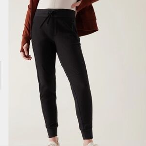 Athleta Headlands Hybrid Mid Rise Jogger Black size 8